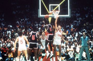 En los Juegos Olímpicos de Los Ángeles de 1984, España se enfrentó por primera vez a la selección de Estados Unidos en una final. España fue derrotado por los americanos por 96-65.