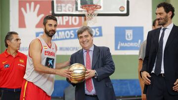 Cardenal visitó a la Selección española de baloncesto