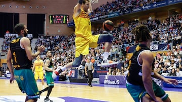 Thomas Scrubb del Monbús Obradoiro, frente a Jan Vesely del Barcelona, durante el partido de la jornada 27 de la liga Endesa de baloncesto, este domingo en el pabellón de Sar en Santiago de Compostela.