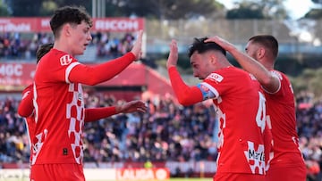 Arnau Martínez celebra con Ladislav Krejci.