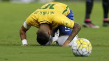 Neymar demostra frustraci&oacute;n tras el empate de Brasil ante Uruguay (2-2).