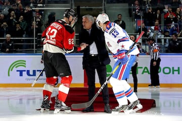 El entrenador portugués estuvo en Rusia para hacer el saque de honor en el partido Avangard Omsk-SKA Saint Petersburg. Pero tuvo un pequeño accidente...