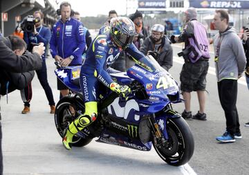 Valentino Rossi saliendo a pista en Valencia. 