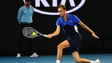 Daniil Medvedev devuelve una bola ante Alexei Popyrin durante su partido en el Open de Australia.