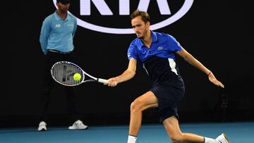 Daniil Medvedev devuelve una bola ante Alexei Popyrin durante su partido en el Open de Australia.