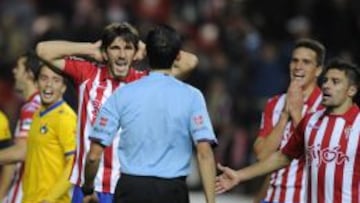 Los futbolistas de la Liga Adelante temen que los salarios mínimos se reduzcan.