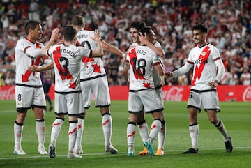 1-0. Álvaro García celebra el primer tanto con sus compañeros de equipo.