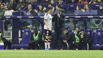 Gameiro, con Celades en el partido contra el Levante.