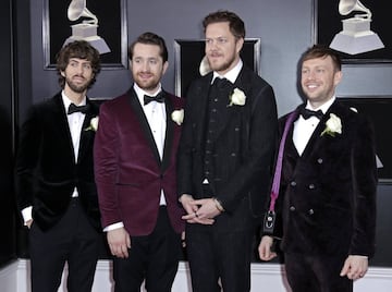 Los miembros del grupo Image Dragons posan a su llegada al Madison Square Garden de Nueva York, para participar de la 60 edición de los Premios Grammy.