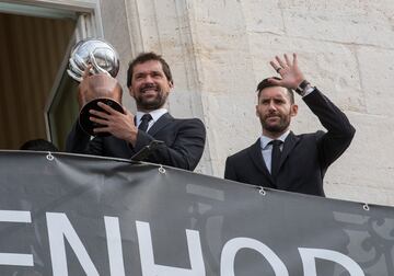 Sergio Llull y Rudy Fernández en el balcón de la Comunidad.