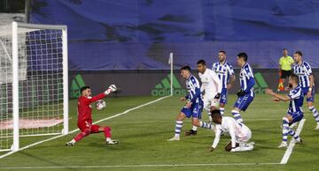 1-2. Casemiro marcó el primer gol tras un remate de Vinicius y posterior despeje de Pacheco.