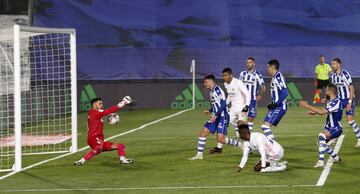 1-2. Casemiro marc¨® el primer gol tras un remate de Vinicius y posterior despeje de Pacheco.