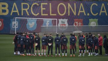 Bajo la lluvia y emocionados, los jugadores y técnicos del Barcelona rindieron un sentido homenaje a Enrique Castro, Quini, exjugador del Barcelona que falleció la noche del lunes en Gijón de un ataque al corazón.