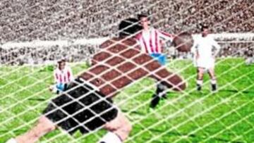 <b>RIVALIDAD. </b>Mújica le marca de penalti el cuarto gol del Atlético al Valencia en el partido que decidió el título de la temporada 49-50.