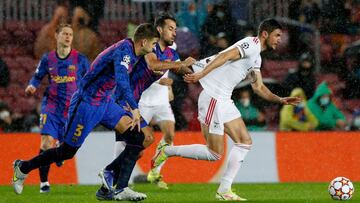 Soccer Football - Champions League - Group E - FC Barcelona v Benfica - Camp Nou, Barcelona, Spain - November 23, 2021 Benfica&#039;s Roman Yaremchuk in action with FC Barcelona&#039;s Sergio Busquets and Gerard Pique REUTERS/Albert Gea