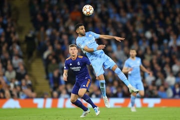 Mahrez cabecea un bal&oacute;n a&eacute;reo ante Kroos.