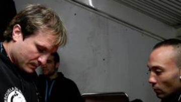 <b>CAMBIO DE TRABAJO. </b>Castillejo ayuda a su púgil, Montañez.