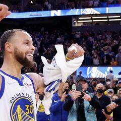 Stephen Curry reacts after first-ever NBA buzzer-beater