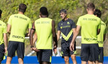 Imanol dirige un entrenamiento de la Real Sociedad.
