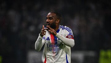 Lacazette desnivela el derbi