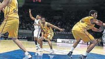 <b>GRAN DEFENSA. </b>La gran labor colectiva del Gran Canaria hizo saltar la sorpresa en la pista del líder, que permanecía invicta tanto en ACB como en Copa ULEB.