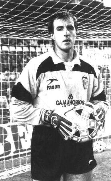 Portero del Real Madrid las temporadas 81/82, 84/85, 85/86 y 87/88 y del Valencia de 1988 a 1991