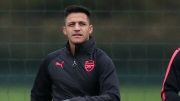 Alexis estará ante Everton y se ilusiona en brillar con Lacazette