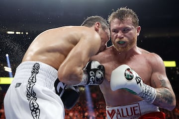 El boxeador mexicano, Canelo ?lvarez, se llev¨® la victoria por decisi¨®n un¨¢nime despu¨¦s de arrollar a Gennady Golovkin durante todo el encuentro.