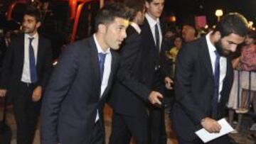 Adrián, Villa, Mario Suárez, Courtois y Arda, anoche al llegar al hotel en el que quedaron concentrados en San Sebastián.