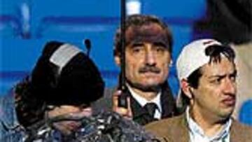 <b>DISPOSITIVO ESPECIAL.</B> Cappa y el equipo de ESPN en el Bernabéu.