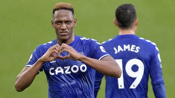 Yerri Mina celebra su gol al Brighton con James a su espalda.