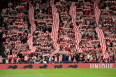 Athletic Bilbao fans throw fake money onto the pitch against FC Barcelona’s ‘Negreira case’