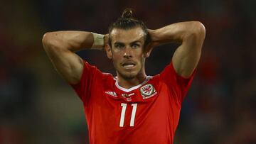 Wales' striker Gareth Bale reacts after having his shot saved by Austria's goalkeeper Heinz Lindner during the FIFA World Cup 2018 qualification international football match between Wales and Austria in Cardiff, south Wales, on September 2, 2017. / AFP PHOTO / Geoff CADDICK