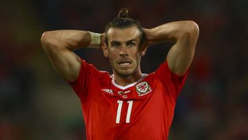 Wales&#039; striker Gareth Bale reacts after having his shot saved by Austria&#039;s goalkeeper Heinz Lindner during the FIFA World Cup 2018 qualification international football match between Wales and Austria in Cardiff, south Wales, on September 2, 2017. / AFP PHOTO / Geoff CADDICK