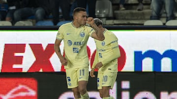 Jonathan 'Cabecita' Rodríguez festeja un gol con el América en contra del Pachuca.