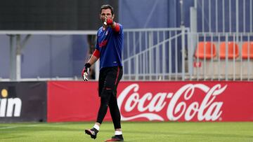 Adán, en una sesión del Atlético esta semana. El club espera respuesta a su propuesta de renovación.