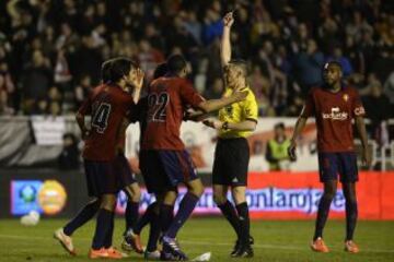 1-0. Los jugadores rojillos protestan al árbitro Iglesias Villanueva por el penalti pitado. 1-0. Larrivey anota el primer gol.