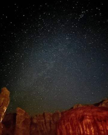 Cristiano Ronaldo y su novia, Georgina Rodríguez han realizad días atrás una romántica escapada al al desierto de Arabia Saudí. El complejo donde se han hospedado se llama Banyan Tree AlUla siendo uno de los destinos turísticos de Arabia Saudí más solicitados por personas de alto standing, ya que el precio por noche para dos personas oscina entre los 5.000 y los 10.000 euros.