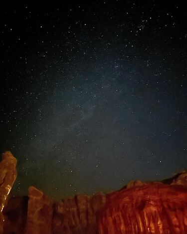 Cristiano Ronaldo y su novia, Georgina Rodríguez han realizad días atrás una romántica escapada al al desierto de Arabia Saudí. El complejo donde se han hospedado se llama Banyan Tree AlUla siendo uno de los destinos turísticos de Arabia Saudí más solicitados por personas de alto standing, ya que el precio por noche para dos personas oscina entre los 5.000 y los 10.000 euros.