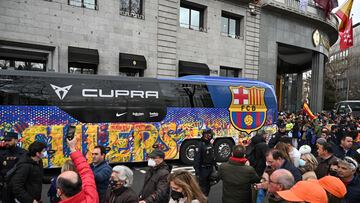 MADRID, 20/03/2022.- El autocar del FC Barcelona llega al hotel donde se aloja el equipo horas antes del clásico contra el Real Madrid dentro del a 29º jornada de LaLiga Santander, este domingo, en Madrid. EFE/ Fernando Villar
