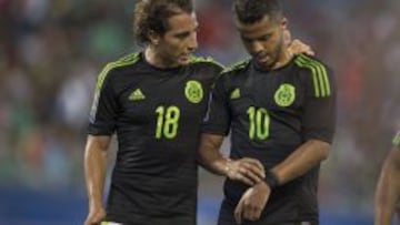 Giovani dos Santos y Andr&eacute;s Guardado durante la Copa Oro