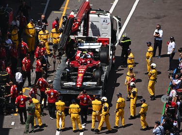Los operarios del circuito del Gran Premio de Mónaco retiran el Ferrari del piloto británico, Lewis Hamilton, tras el accidente sufrido en los entrenamientos libres del Gran Premio de Mónaco de Fórmula 1.