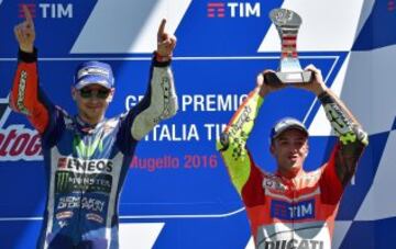 Jorge Lorenzo y Andrea Iannone en el podio de MotoGP.