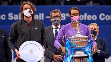 Stefanos Tsitsipas y Rafa Nadal posan en la entrega de trofeos del Barcelona Open Banc Sabadell 2021, el Torneo Conde de God&oacute;.