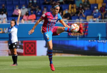 El pasado 13 de mayo, la jugadora con más partidos en el Barça, 516, anunció su retirada tras 18 temporadas en el club. La sevillana llegó al club azulgrana en 2003 y pasó por todas las categorías hasta llegar al primer equipo. En todo este tiempo ha conseguido un palmarés de récord: 7 Ligas, 7 Copas de la Reina, 1 Supercopa de España y 1 Copa de Europa.