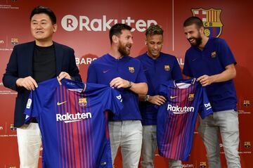 Rakuten patrocinará al Barcelona las cuatro próximas temporadas. Messi, Neymar, Piqué y Arda presentaron en Japón el nuevo sponsor que lucirán.