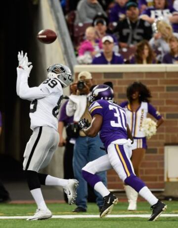 Duelo inicial entre los dos mejores quarterbacks de la clase de 2014 que se saldó con la victoria de Teddy Bridgewater. El QB de los Vikings acabó con 10 pases completos de 14 intentos para 89 yardas y 1 touchdown, mintras que Derek Carr estuvo más discreto: 4 de 8 para 78 yardas. Eso sí, conectó un maravilloso pase con el receptor rookie Amari Cooper que nos dejó con ganas de ver más de este nuevo dúo plata y negro.