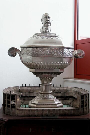 Created in 1979, the trophy was forged in silver and weighs 67 kilos. It cost 3 million pesetas to produce (equivalent to around 18,000 euros at the time).