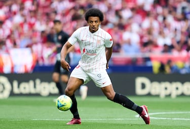 El defensor francés aterrizó en el Sevilla en verano de 2019.  Tres temporadas después, firmó por el Fútbol Club Barcelona.