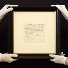 Subastan servilleta del primer contrato de Messi con el Barcelona